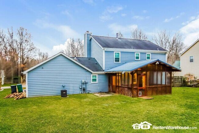 Building Photo - 4 bedroom 3 bath home on large lot.
