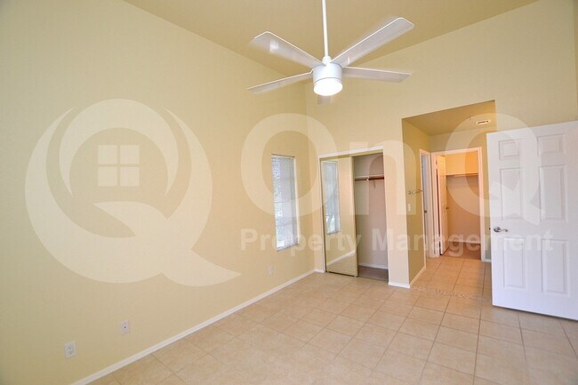 Foto del edificio - 1633 E Lakeside Dr