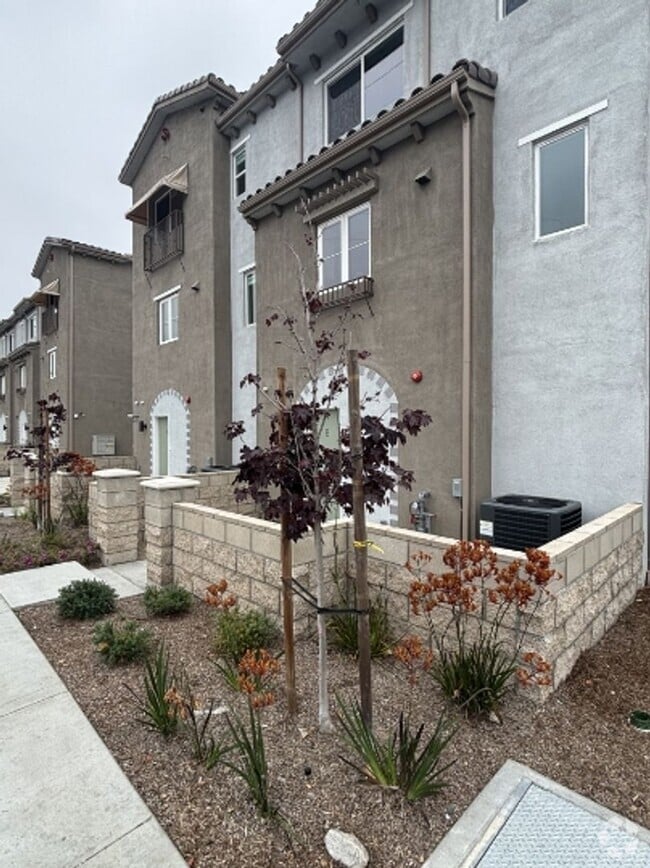 Building Photo - 573-579 E Arrow Hwy