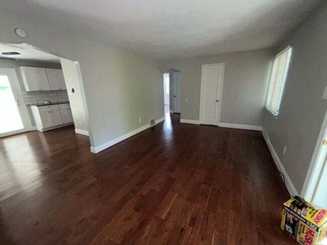 Building Photo - Three bedroom house