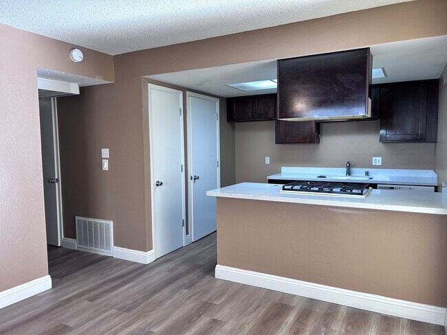 Foto del edificio - 9137-9139 Tuolumne Drive