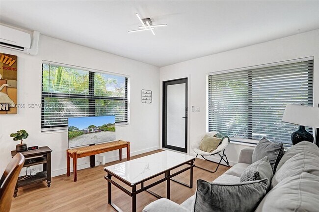 Foto del edificio - 754 NE 40th St