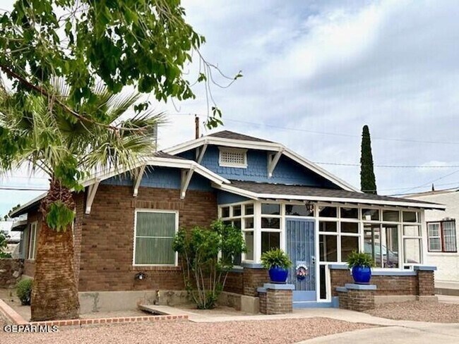 Building Photo - Lovely bungalow by UTEP!