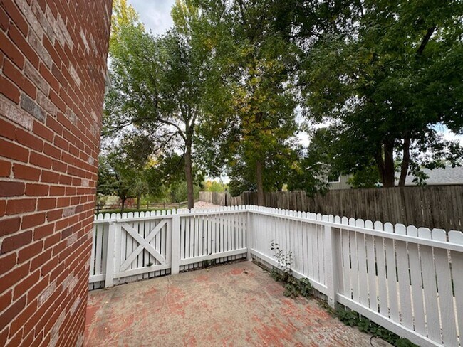 Building Photo - Spacious Main-level Living in D-20 on the ...