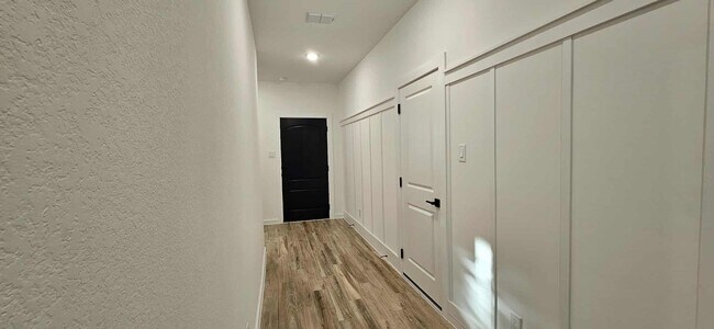 Foto del edificio - 8434 Bay Oaks Dr