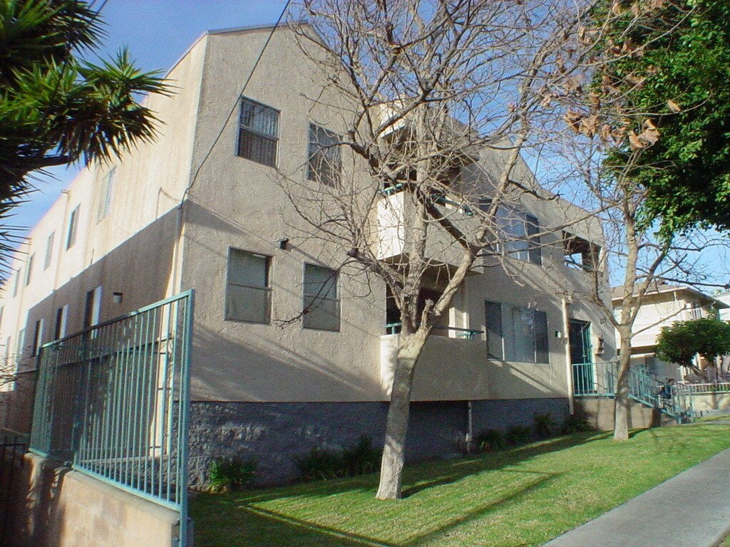 Primary Photo - 215 E Hyde Park Blvd