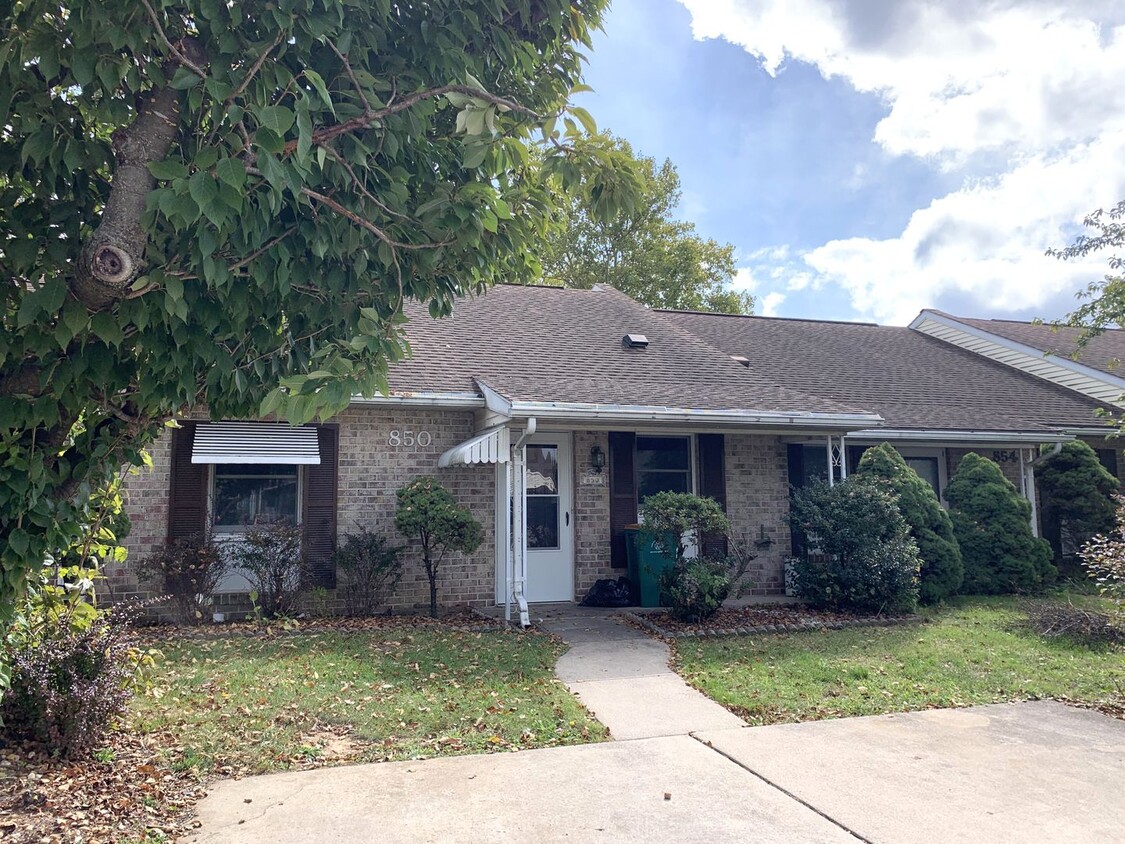 Foto principal - CONTRACT PENDING!! MOVE IN READY!!