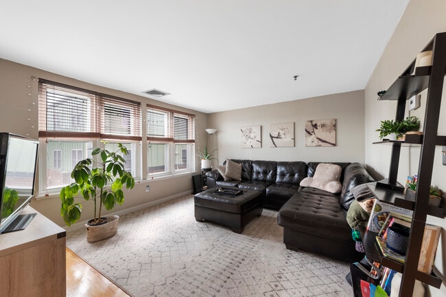 Photo - 122 Tudor St Townhome