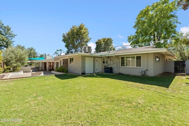Building Photo - 2054 E Rancho Dr