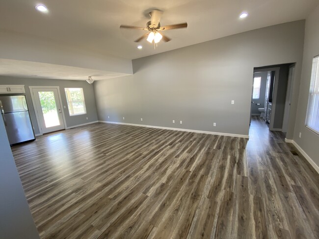 Building Photo - 836 Vermillion Dr