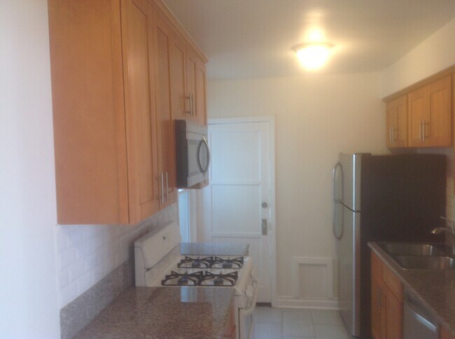 KITCHEN - 336 N Curson Ave