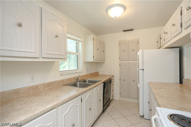 Foto del edificio - 221 Cypress Way E