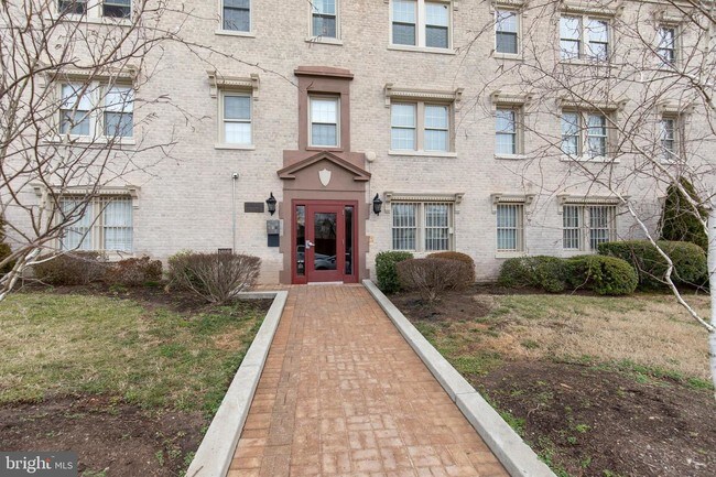 Building Photo - 2625 3rd St NE