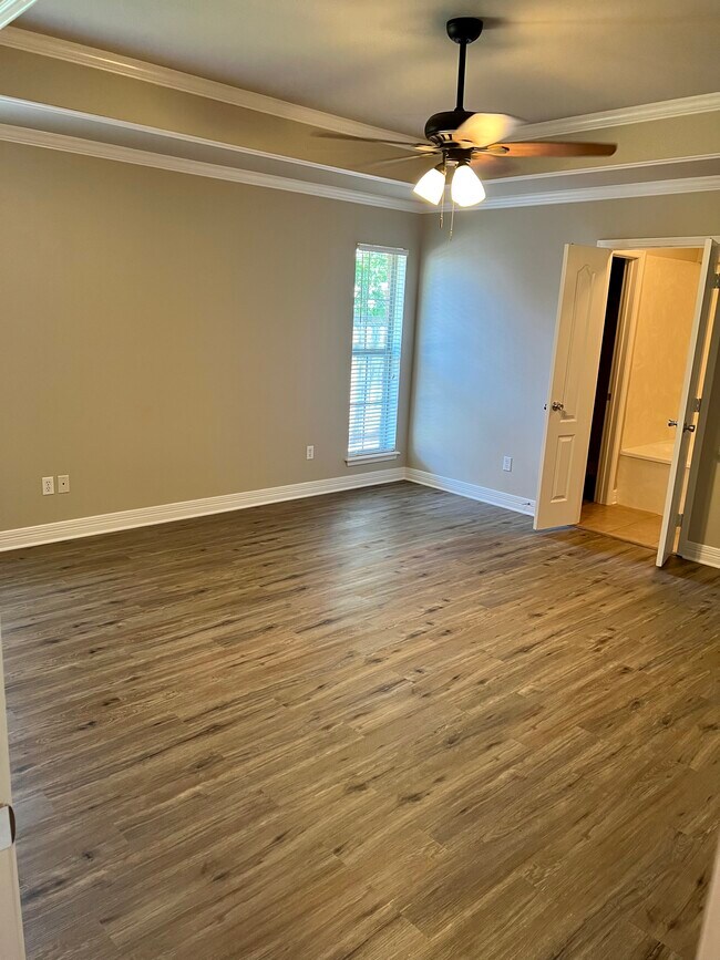 Building Photo - 421 Red Oak Ln