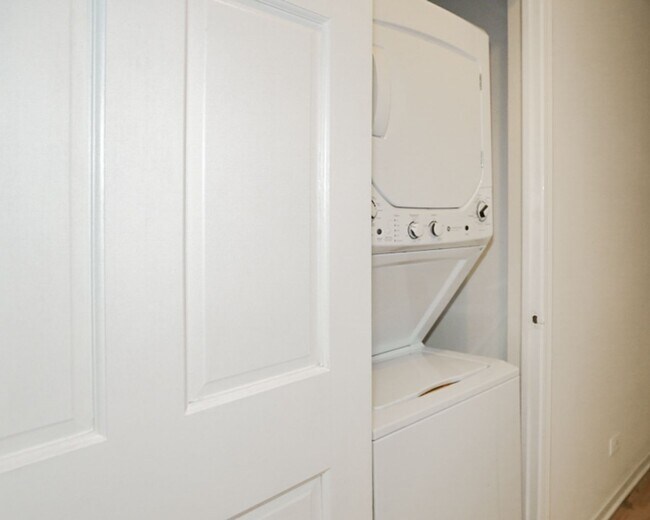 Foto del edificio - 2320 N Southport Ave