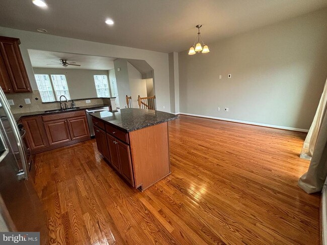 Building Photo - 115 Chamomile Ct