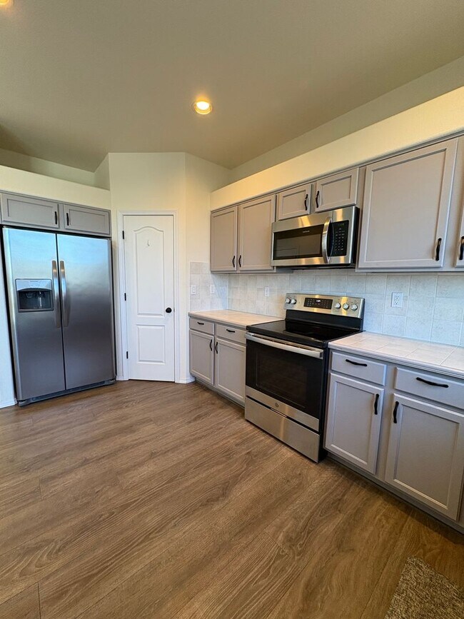 Foto del edificio - Stunning 2-Story 4 Bedroom Home With Finished Walk-Out Basement and Bonus Room