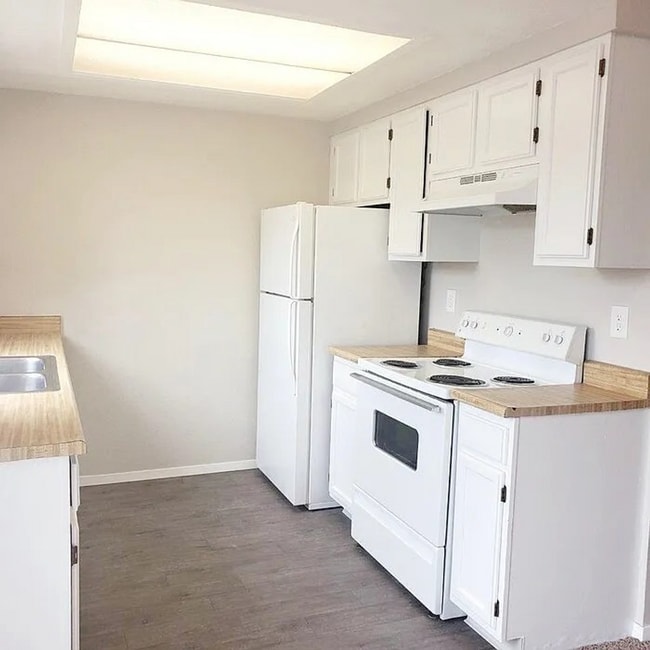 Building Photo - 2 bedroom townhome on east side-Don't miss...