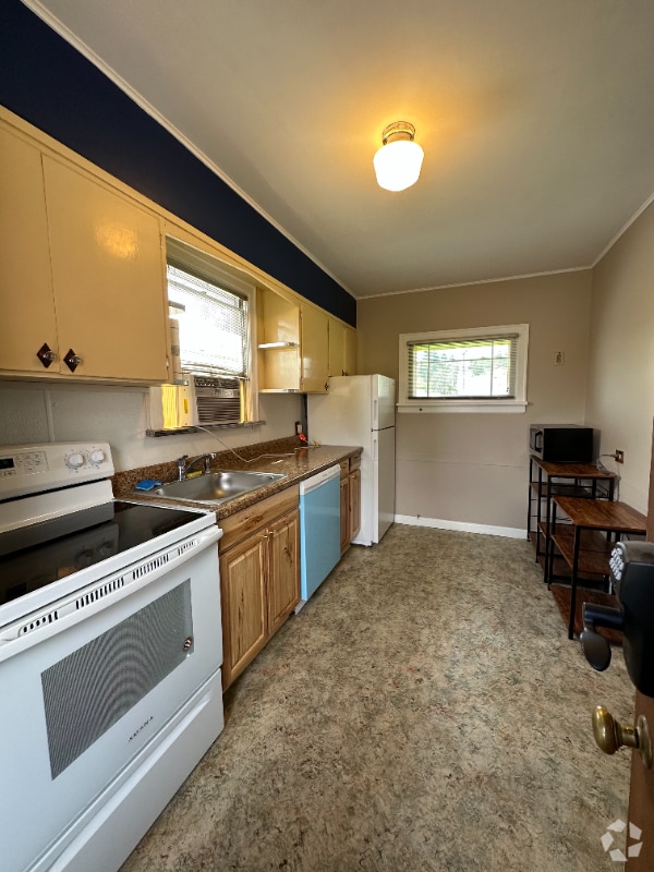 1016 1/2 W Park St