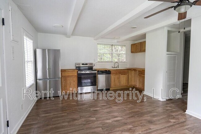 Building Photo - 1118 Louise Dr