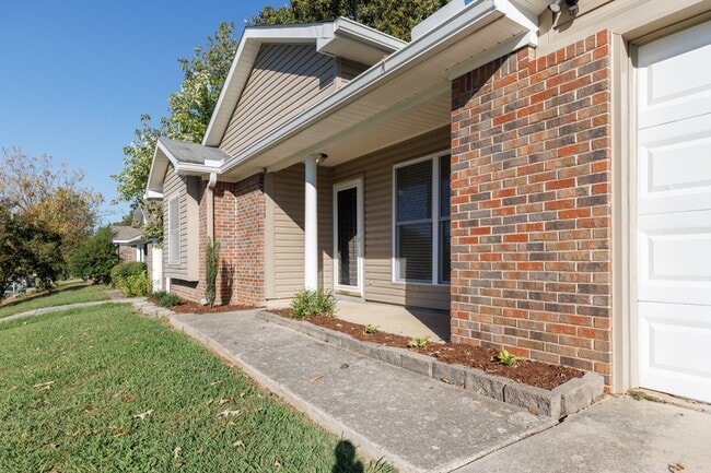 Building Photo - 208 Mountain Creek Dr