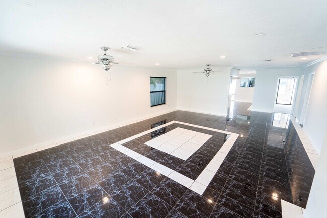 Building Photo - 2-Bedroom, 2-Bath Home with Fenced Backyar...