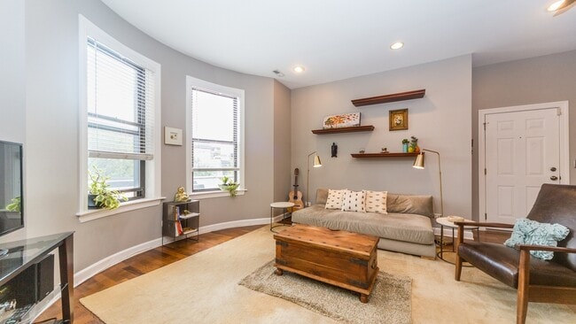 Building Photo - 561 W Briar Pl