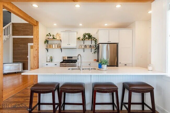 Foto del edificio - Incredible 5Bed, 2.5Bath home on 4 Acres with an ADU in Manhattan School District. Livestock allo...
