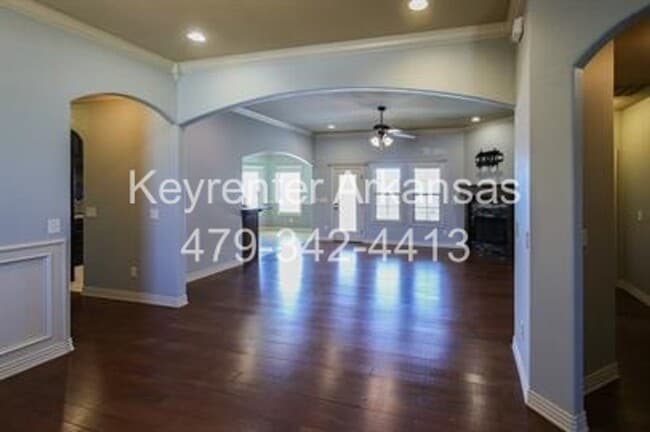 Building Photo - Gorgeous 4-Bedroom Home Ready to move in ASAP.