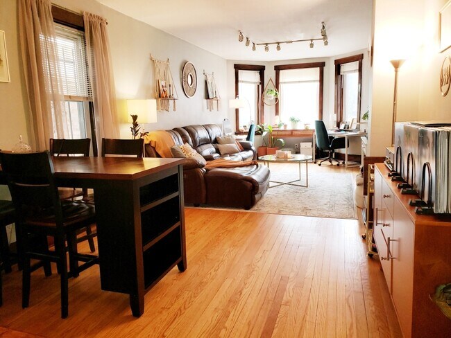 Foto del edificio - 1530 W Diversey Pkwy