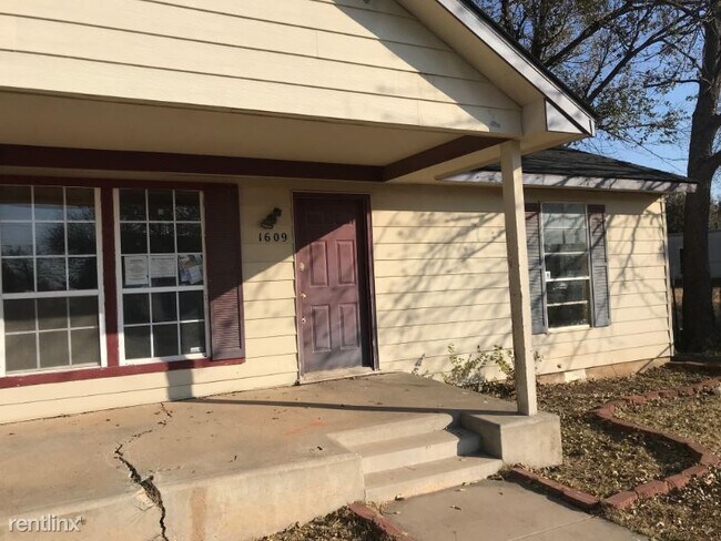 Building Photo - 1609 NW Lawton Ave