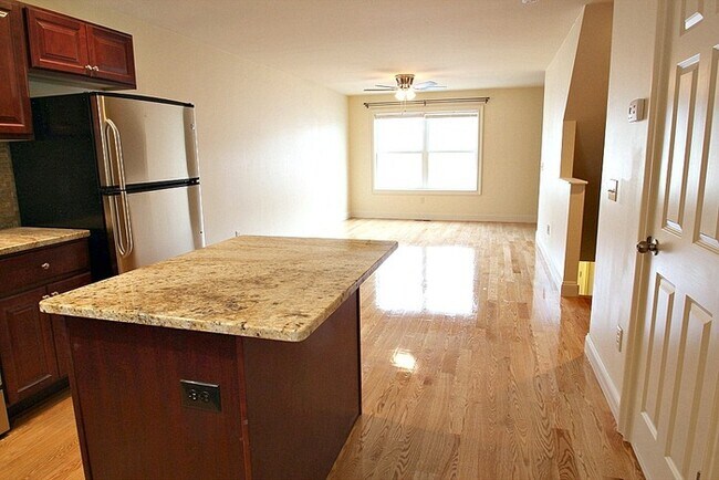 Building Photo - 705 River View Ln