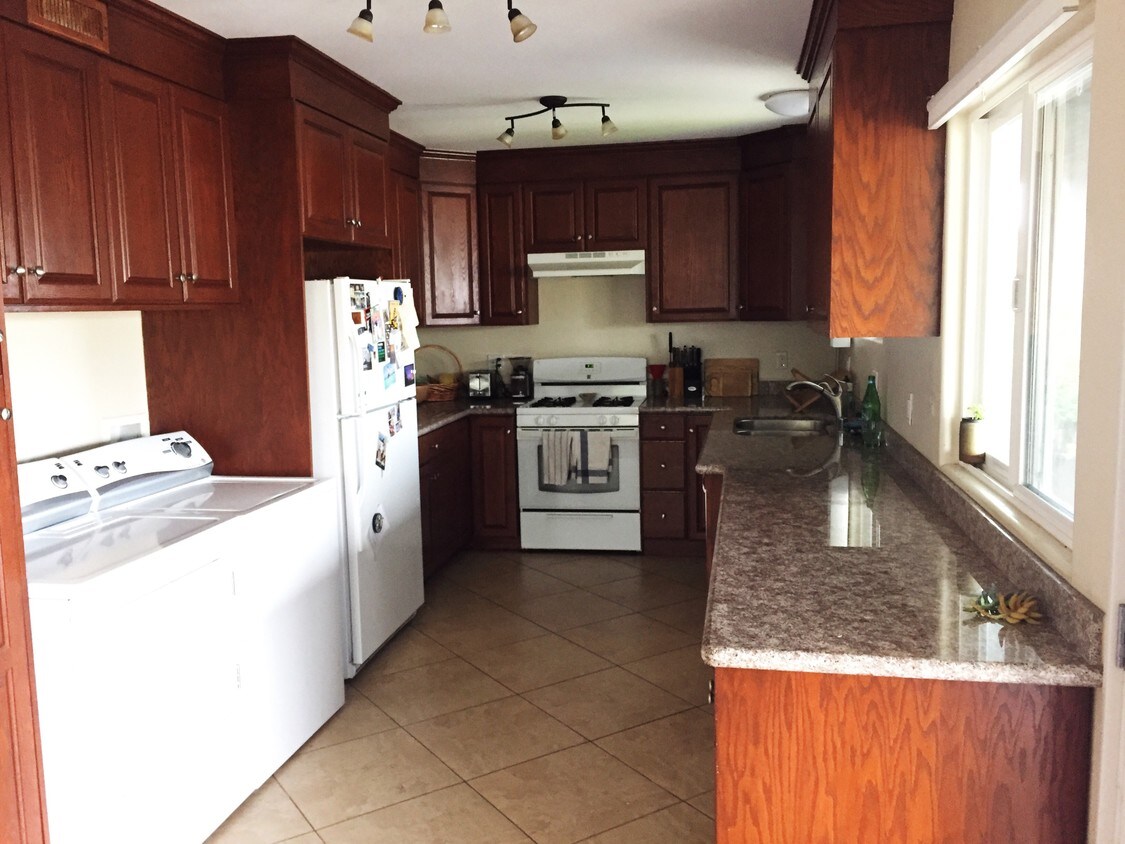 KITCHEN & LAUNDRY - 2300 Montana St