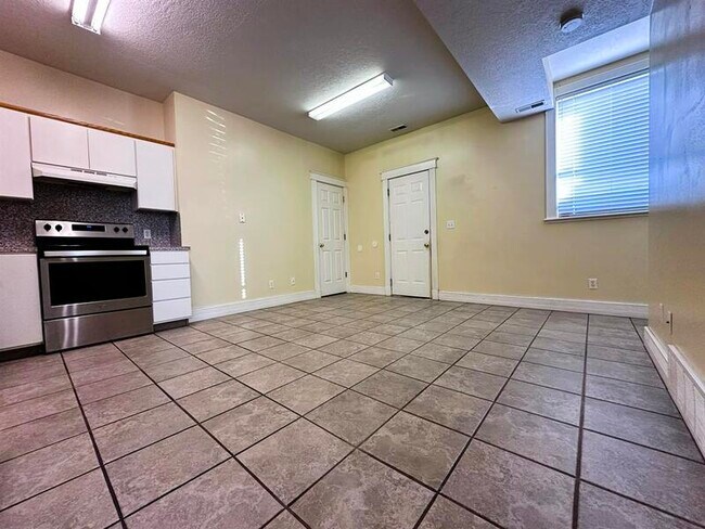 Foto del edificio - 18 N 200 E