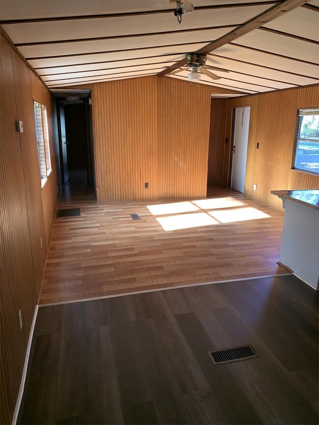 Foto del edificio - 28 Thrasher Ln E
