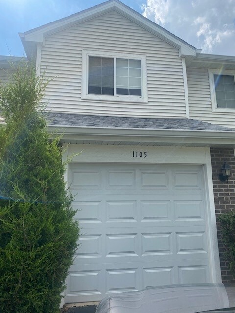 Primary Photo - 1105 Cambria Ln S