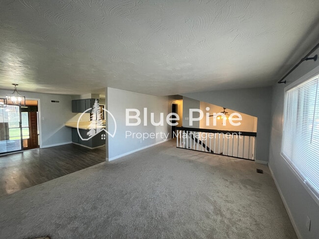 Building Photo - 2304 E Oakmont Dr
