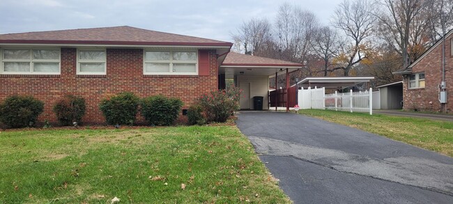 Building Photo - 3 bedroom/2 bath One Level Home w/fenced b...