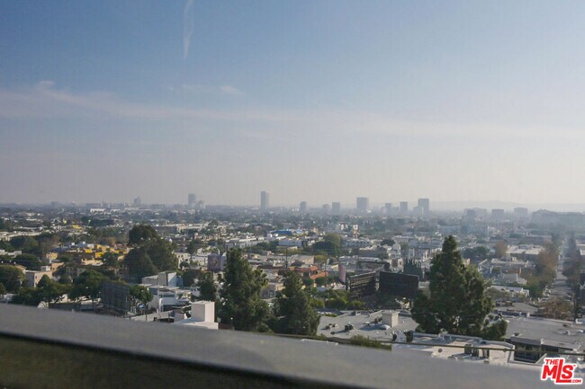Building Photo - 1100 Alta Loma Rd