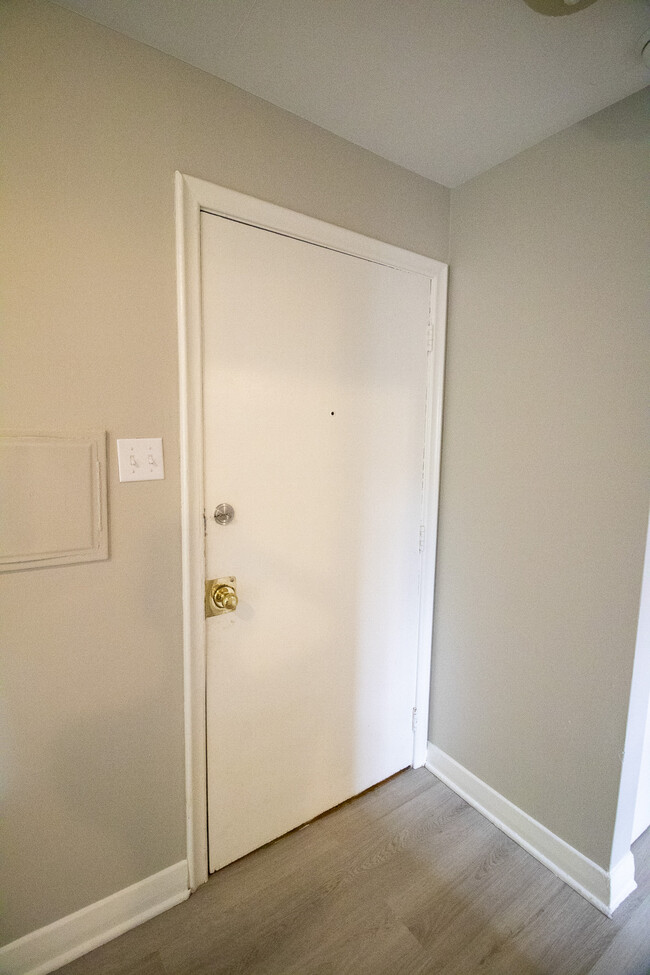 Building Photo - Fabulous Studio Apartment for Rent in Wortley Village London!  OLD SOUTH