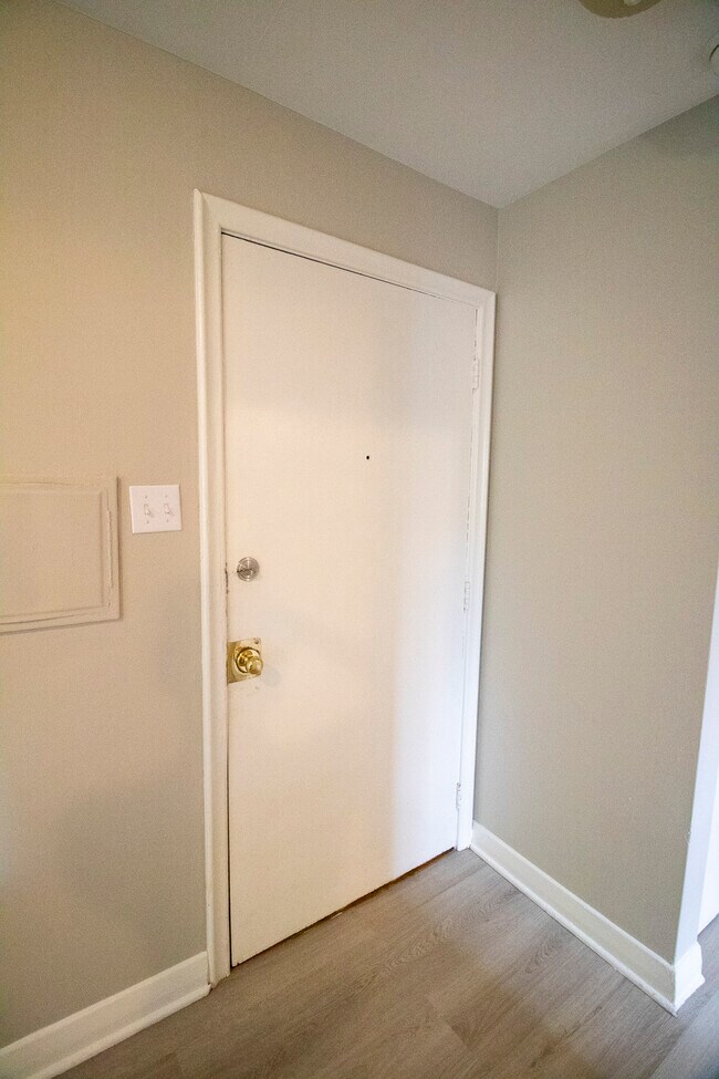 Photo du bâtiment - Fabulous Studio Apartment for Rent in Wortley Village London!  OLD SOUTH