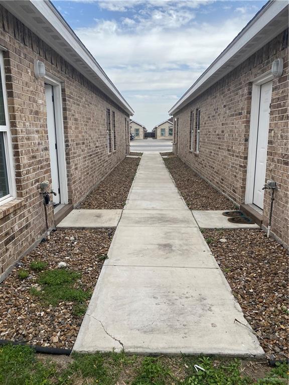 Building Photo - 11 Luz Divina St