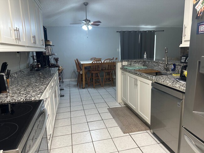 Foto del edificio - 25119 Thrushwood Ln