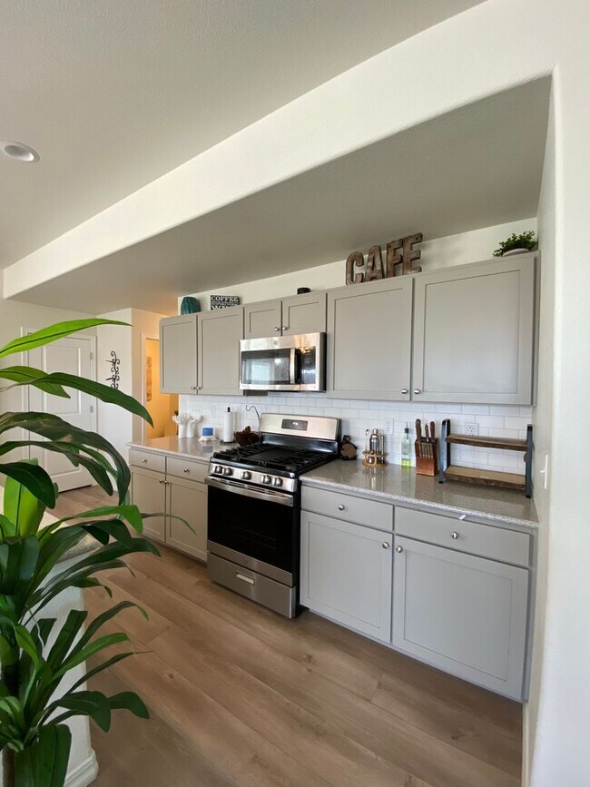 Building Photo - Stunning 3 Bedroom in NE Springs!