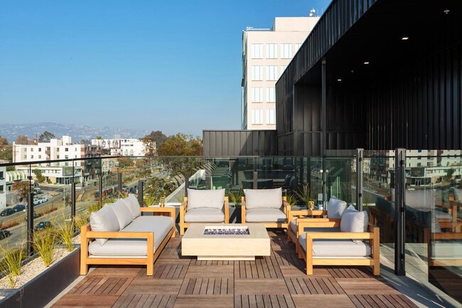 Piscina y salón en la azotea en Ten 310 en Los Ángeles, CA. - Ten310