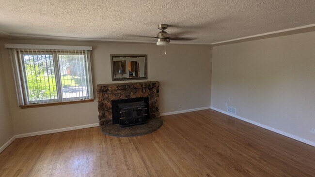 Foto del edificio - Spacious house with large fenced yard