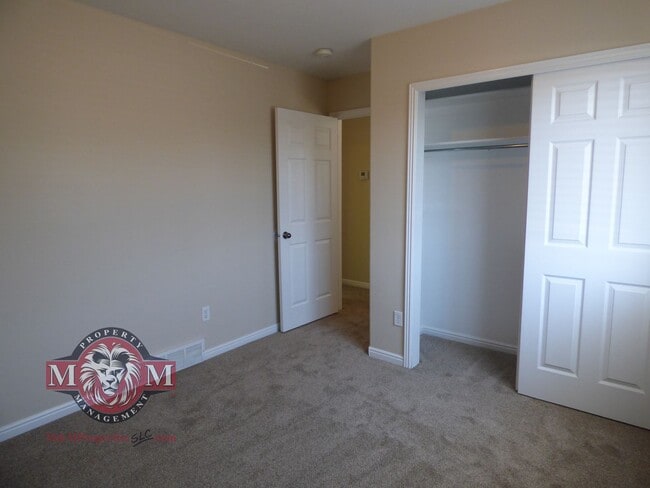 Building Photo - 2 Bd 1.5 Bath Duplex in Millcreek