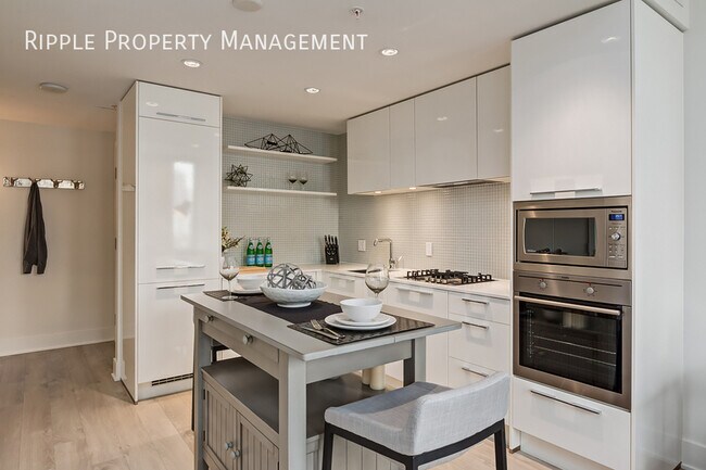 Photo du bâtiment - Modern Furnished 1 Beds, 1 Baths Condo/ Apartment | No Pets Allowed