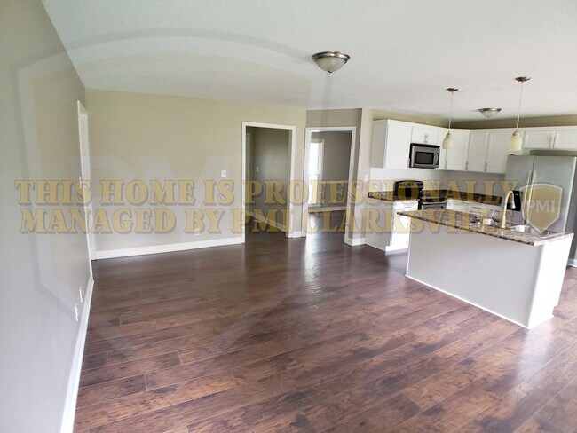 Building Photo - Three Bedroom Two Bath in Convenient Locat...