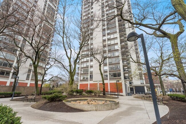 Building Photo - 1460 N Sandburg Terrace